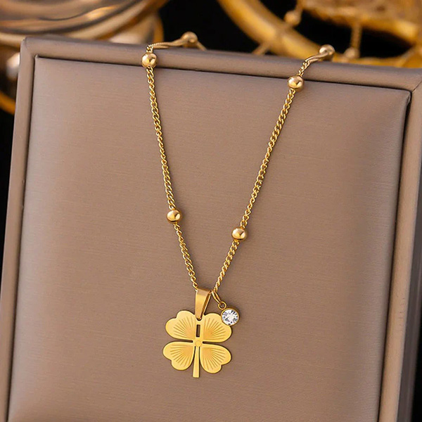 Clover Pendant with a Stud